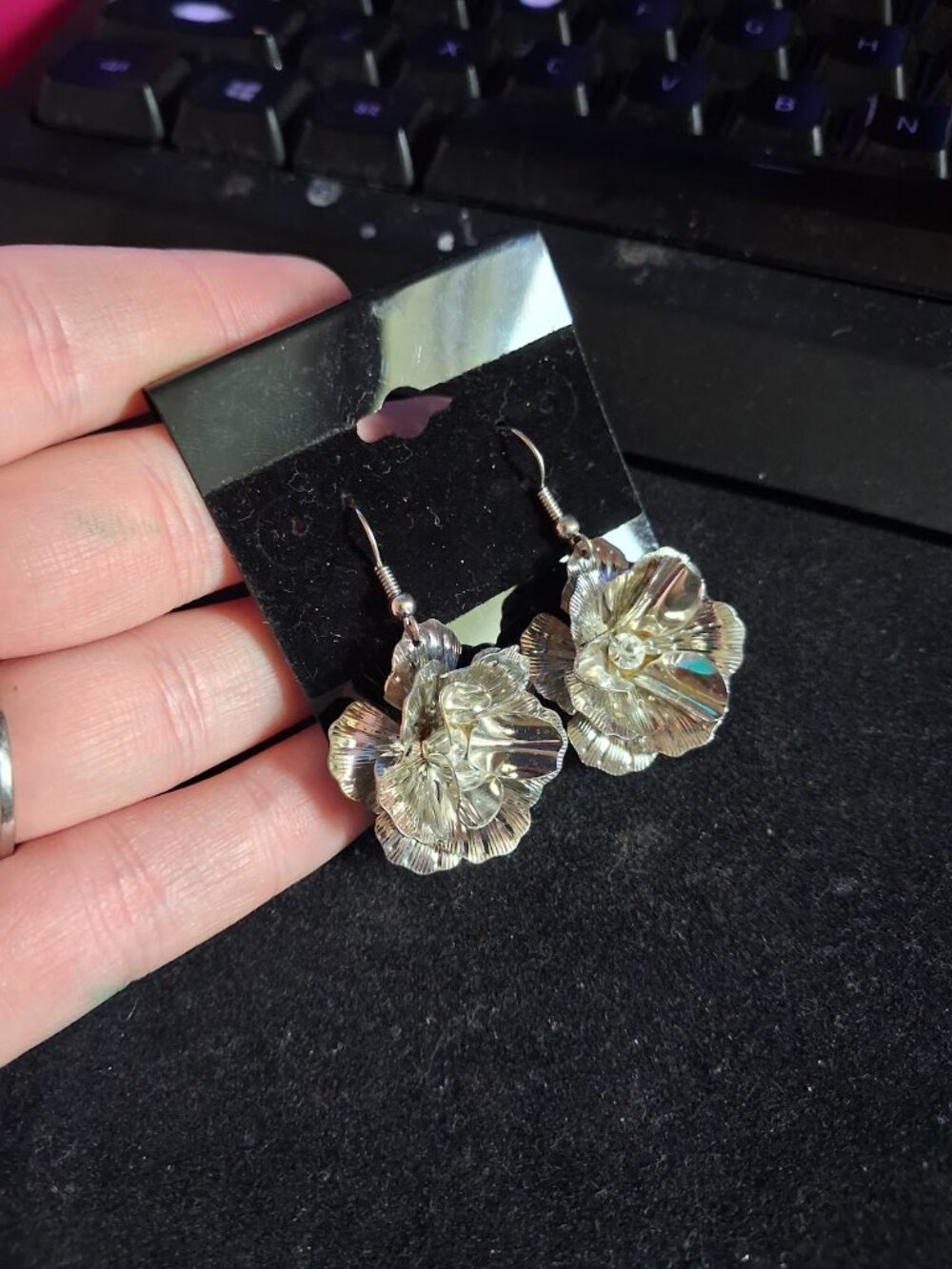Flower dangle earrings - Picture 2 of 3